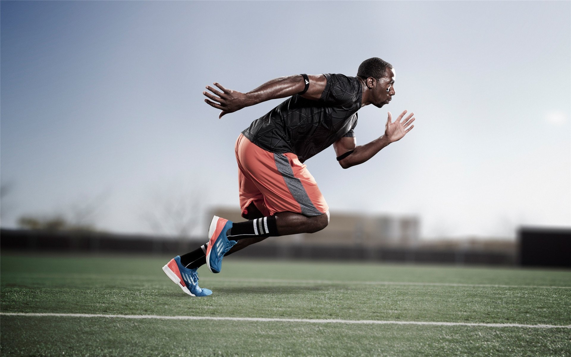 米兰全站APP正式版下载-简：极限速度与出色球感让全黑队进攻如虎添翼